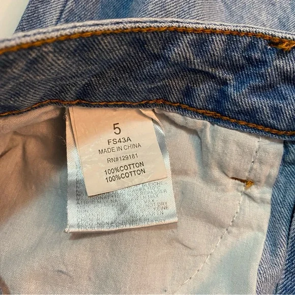 Fashion Nova Distressed Light Wash Boyfriend Jeans | Size 5 - Picture 5 of 6